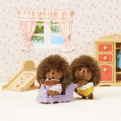 sylvanian-families-set-boneka-hedgehog-twins-esfw54240