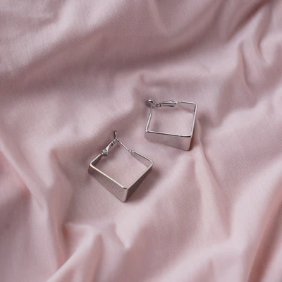 Gambar Ataru Anting Geometric Huggie - Silver