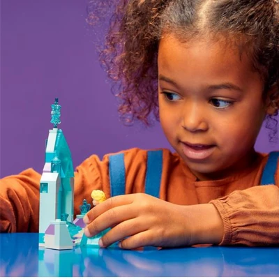 Gambar LEGO Disney Princess Elsa Castle Courtyard 43199