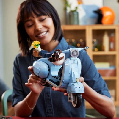 Gambar LEGO Creator Vespa 125 10298