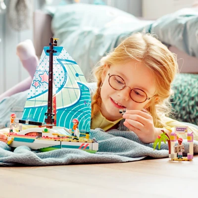 Gambar LEGO Friends Stephanie Sailing Adventure 41716