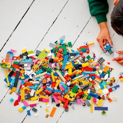 Gambar LEGO Classic 90 Years Of Play 11021