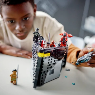 Gambar LEGO Marvel Black Panther War On The Water 76214