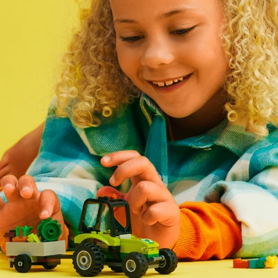 Gambar LEGO City Park Tractor 60390