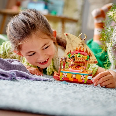 Gambar LEGO Disney Princess Moana Wayfinding Boat 43210