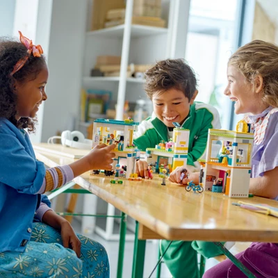 Gambar LEGO Friends Heartlake International School 41731