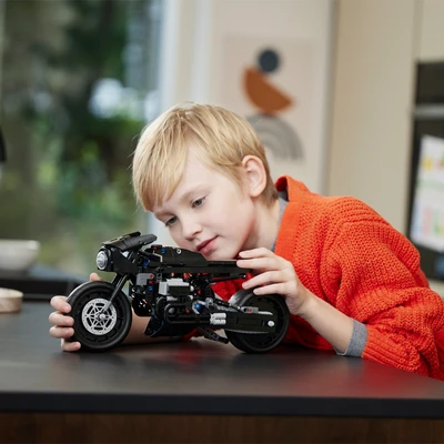 Gambar LEGO Technic The Batman Batcycle 42155