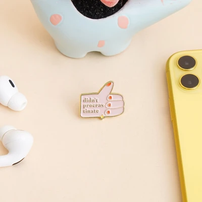 Gambar Ataru Pin Enamel Procrastinate