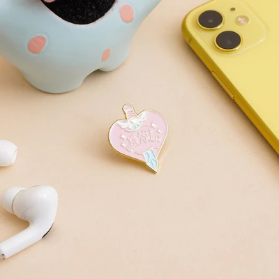 Gambar Ataru Pin Enamel Heart Breaker