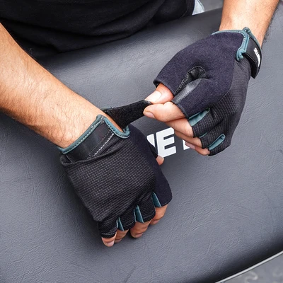 Gambar Kinetic Ukuran M Sarung Tangan Gym Essential - Hitam