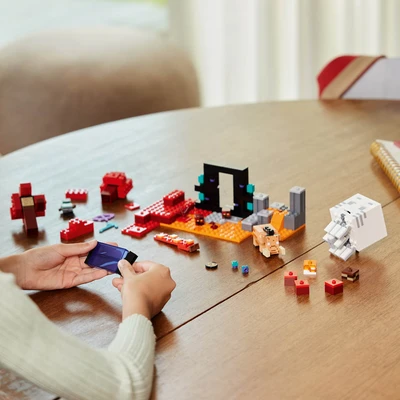 Gambar LEGO Minecraft Nether Portal Ambush 21255