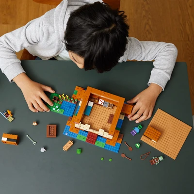 Gambar LEGO Minecraft The Frog House 21256