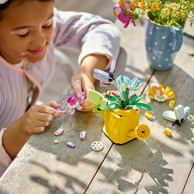 Gambar LEGO Creator 3 In 1 Flowers In Watering Can 31149