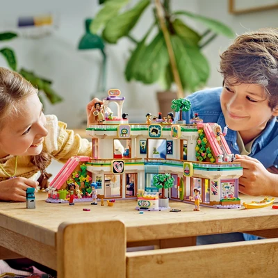 Gambar LEGO Friends Heartlake City Shopping Mall 42604