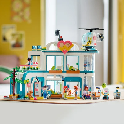 Gambar LEGO Friends Heartlake City Hospital 42621