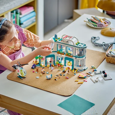 Gambar LEGO Friends Heartlake City Hospital 42621