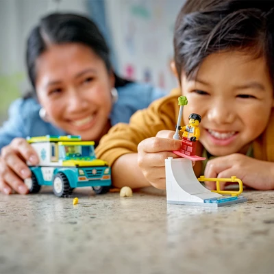 Gambar LEGO City Emergency Ambulance And Snowboarder 60403