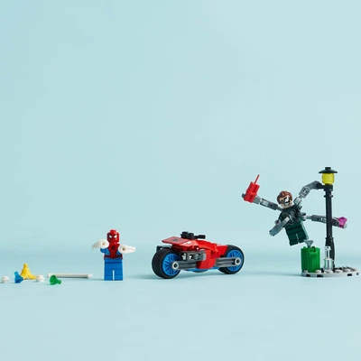 Gambar LEGO Marvel Motorcycle Chase Spiderman Vs Doc Ock 76275