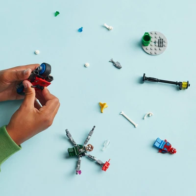 Gambar LEGO Marvel Motorcycle Chase Spiderman Vs Doc Ock 76275