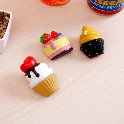 Gambar Ataru Magnet Kulkas Cake 5x4 cm Random