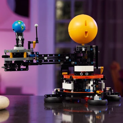 Gambar LEGO Technic Planet Earth And Moon In Orbit 42179