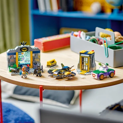 Gambar LEGO Batman The Batcave With Batman Batgirl Joker 76272