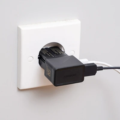Gambar Krisbow Mini Travel Adaptor USB-A & USB-C 25 Watt QC - Hitam
