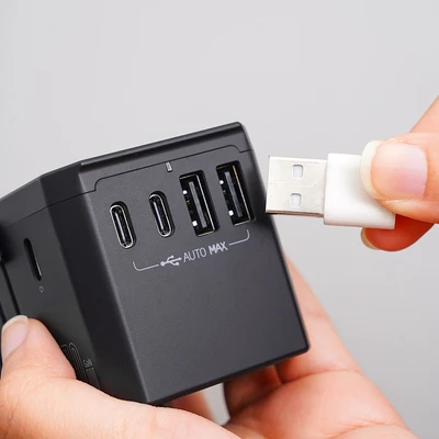 Gambar Krisbow Travel Adaptor 2 USB-A & 3 USB-C 70 Watt GaN QC - Hitam