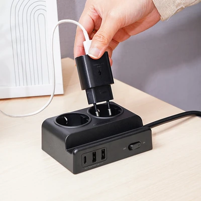 Gambar Krisbow Stop Kontak Ekstensi 2 Soket Dengan USB-A & USB-C - Hitam