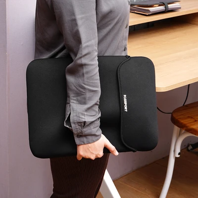 Gambar Passport Sarung Laptop Reversible - Hitam/Abu-Abu