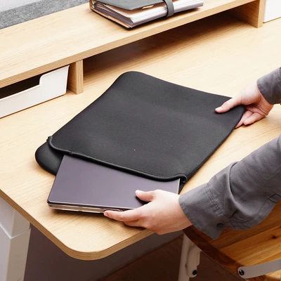 Gambar Passport Sarung Laptop Reversible - Hitam/Abu-Abu