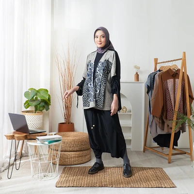 Gambar Gitaratna Segara Outer Wanita - Hitam