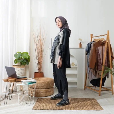 Gambar Gitaratna Segara Outer Wanita - Hitam