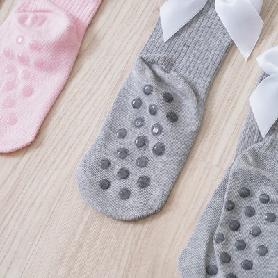 Gambar Ataru Set 2 Pasang Kaos Kaki Bayi Ribbon - Pink/Abu-Abu
