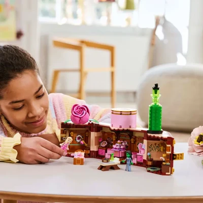 Gambar LEGO Wicked Glinda & Elphabas Dormitory