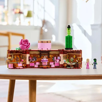 Gambar LEGO Wicked Glinda & Elphabas Dormitory