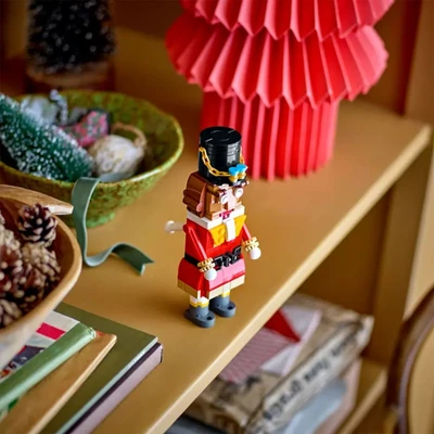 Gambar LEGO Merch Nutcracker 40640 - Merah