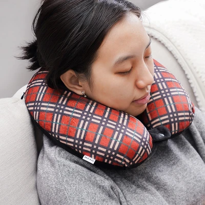 Gambar Otto Klasse Bantal Leher Memory Foam Soft Fleece - Merah