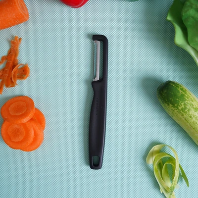 Gambar Victorinox Iota Alat Pengupas Bergerigi 16.5 cm - Hitam