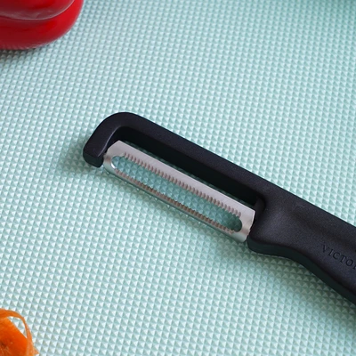 Gambar Victorinox Iota Alat Pengupas Bergerigi 16.5 cm - Hitam