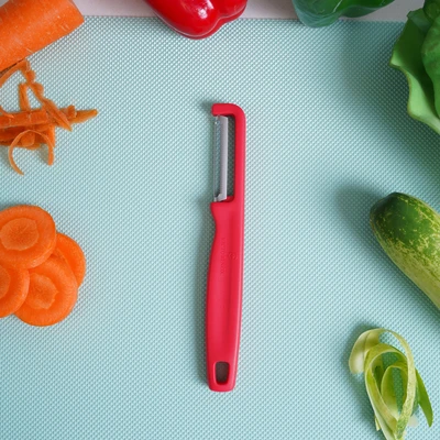 Gambar Victorinox Iota Alat Pengupas Bergerigi 16.5 cm - Merah