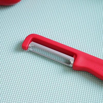 Gambar Victorinox Iota Alat Pengupas Bergerigi 16.5 cm - Merah