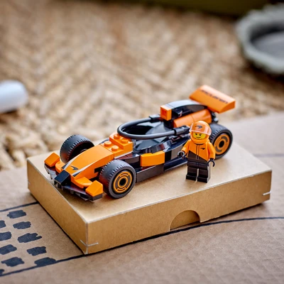 Gambar LEGO City F1 Driver With Mclaren Race Car