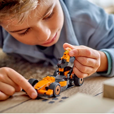 Gambar LEGO City F1 Driver With Mclaren Race Car