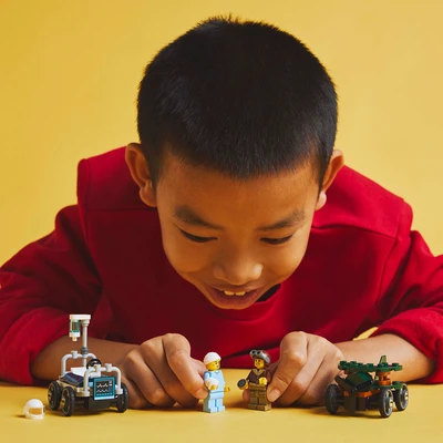 Gambar LEGO Airplane Vs Hospital Bed Race Car Pack