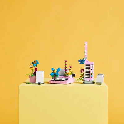 Gambar LEGO Creator 3 In 1 Typewriter With Flowers