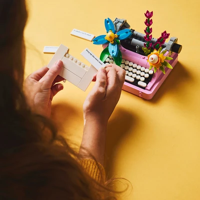 Gambar LEGO Creator 3 In 1 Typewriter With Flowers