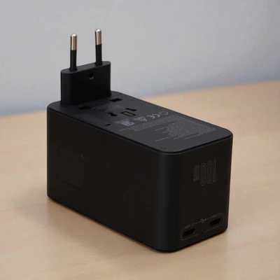 Gambar Krisbow Travel Adaptor 1 USB-A & 2 USB-C 100 Watt - Hitam