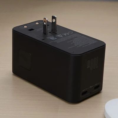 Gambar Krisbow Travel Adaptor 1 USB-A & 2 USB-C 100 Watt - Hitam