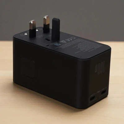 Gambar Krisbow Travel Adaptor 1 USB-A & 2 USB-C 100 Watt - Hitam